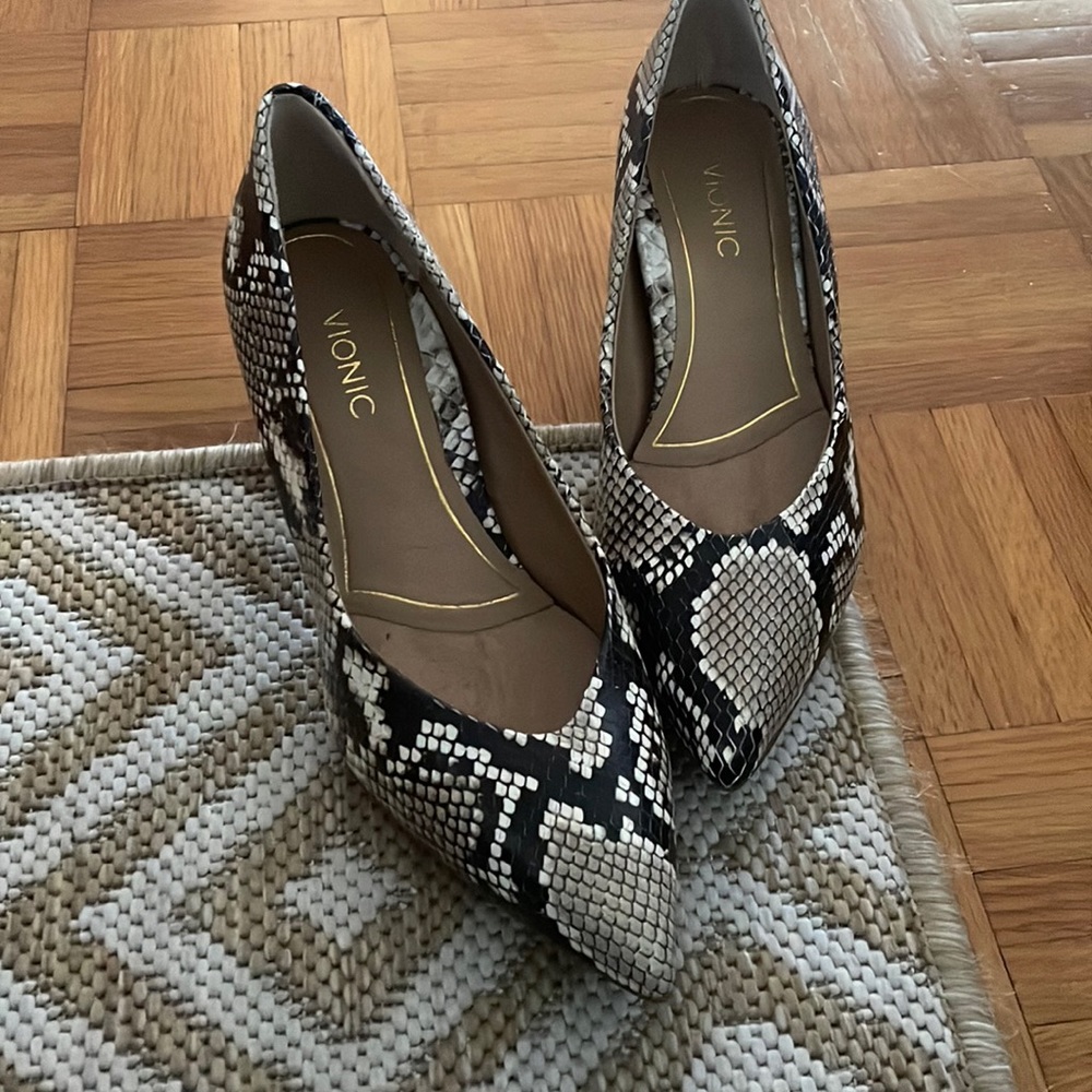 VIONIC Snakeskin Low Kitten Heels